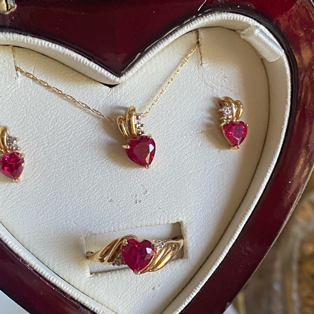 10k yellow gold, diamonds and pink sapphires jewelry set in heart box - Picture 4 of 16